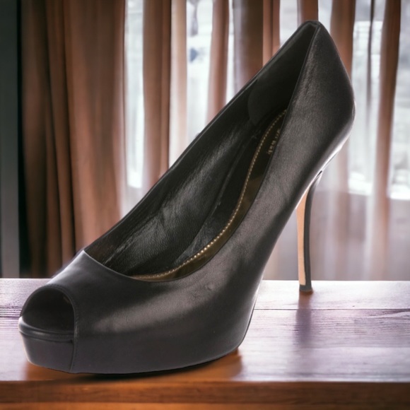 Gucci: “Betty” Peep toe platform stiletto heels 👠 - Picture 2 of 10